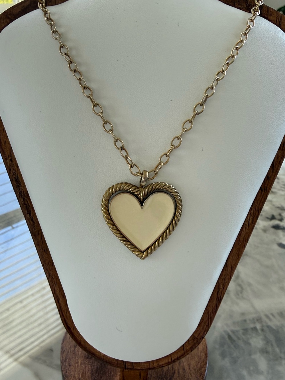 DOUBLE SIDEED BLACK AND WHITE GOLD TONED ENAMAL HEART NECKLACE🖤🤍